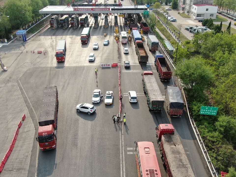 天時(shí)利和(hé / huò)無人(rén)機飛手配合高速交警抓拍違章 保障高速公路交